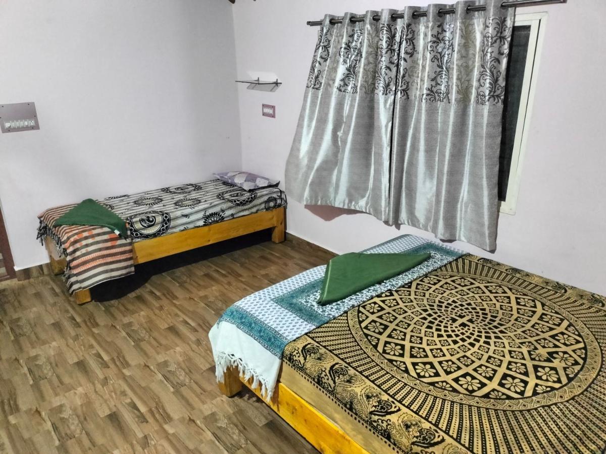 Prajwal Home Stay ฮัมปี ภายนอก รูปภาพ