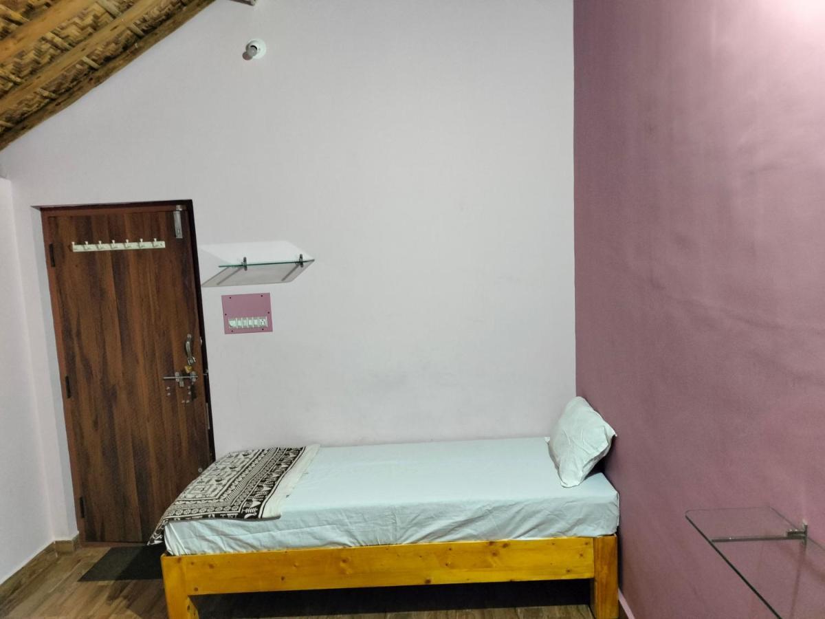 Prajwal Home Stay ฮัมปี ภายนอก รูปภาพ