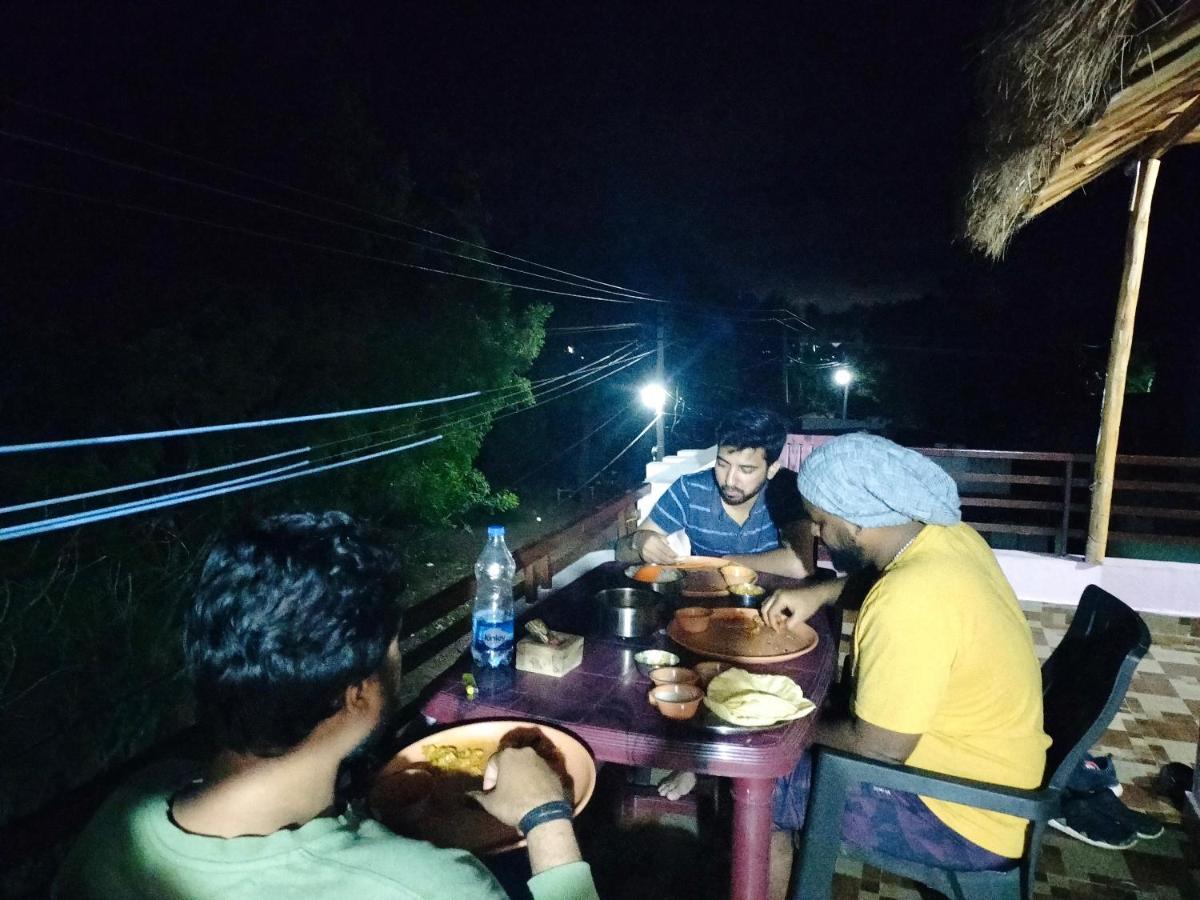 Prajwal Home Stay ฮัมปี ภายนอก รูปภาพ