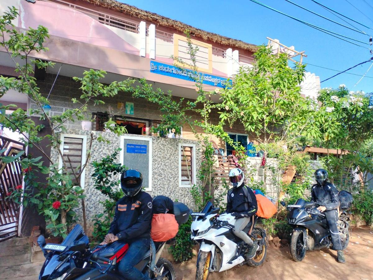 Prajwal Home Stay ฮัมปี ภายนอก รูปภาพ